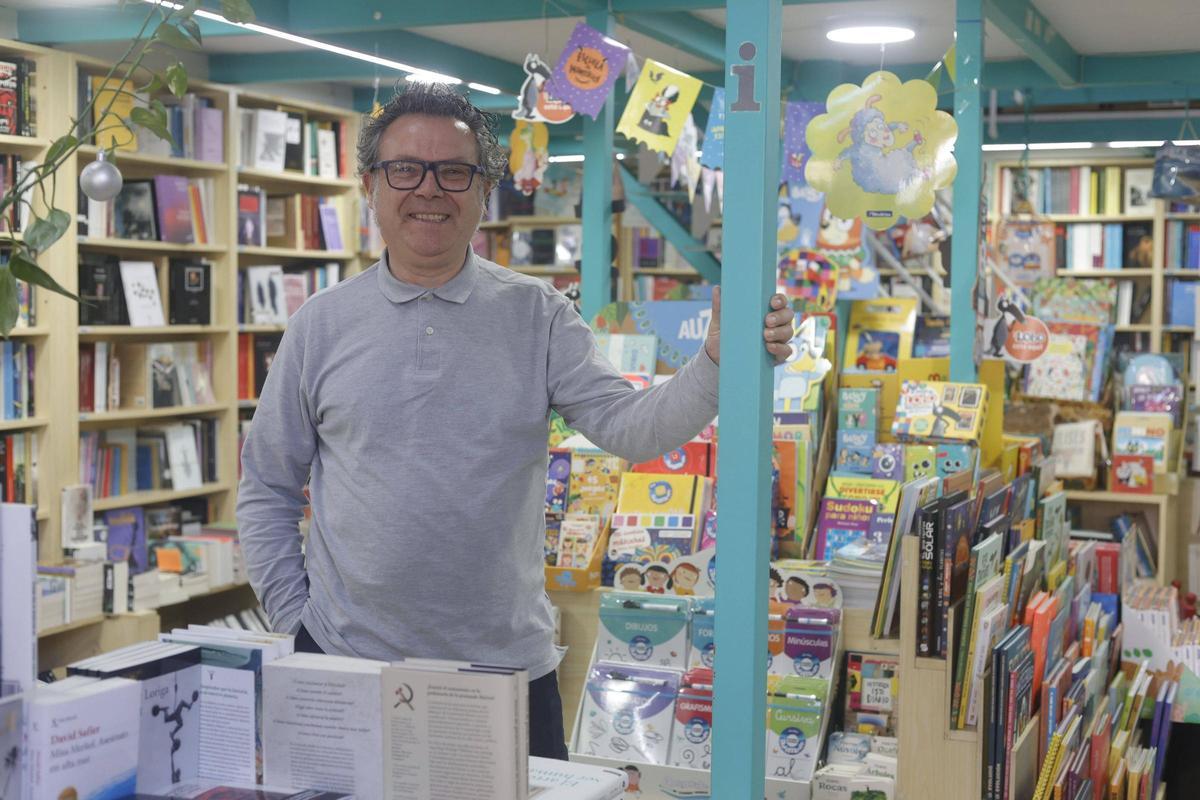 Miralle, ante la zona de literatura infantil de la librería.