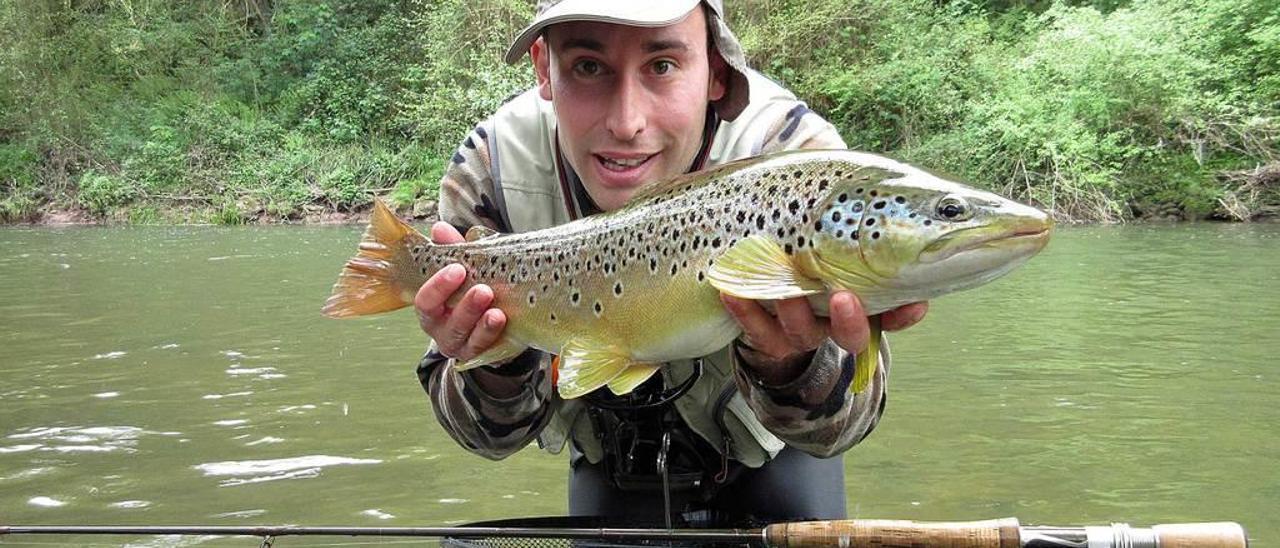 Heber Arenas, con un magnífico ejemplar pescado en uno de los ríos asturianos.