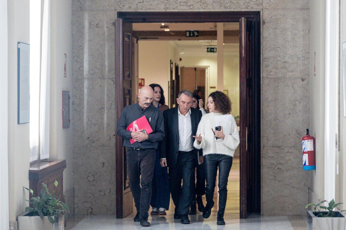 Los diputados de Sumar, Txema Guijarro, Enrique Santiago y Aina Vidal, a su llegada a una reunión de la Junta de Portavoces, la semana pasada.