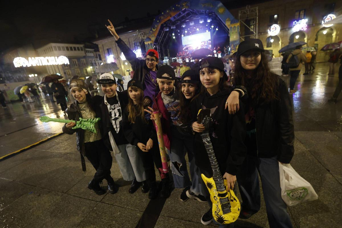 En imágenes: El concurso de murgas de Avilés bajo la lluvia En imágenes: El concurso de murgas de Avilés bajo la lluvia