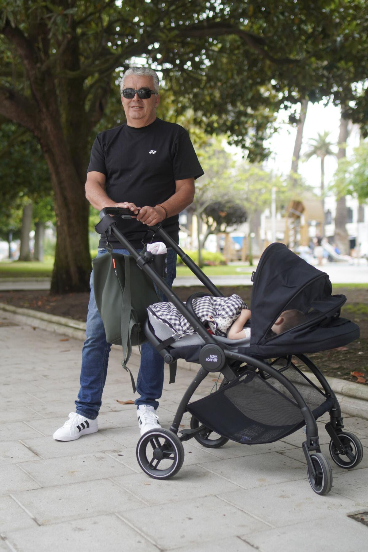 Ángel Cao paseando por los Jardines de Méndez Núñez con su nieto de siete meses.