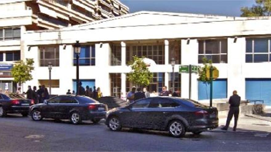 Una fila de vehículos oficiales parados ante la sede del PP en la calle Quart de Valencia al finalizar una reunión para preparar las elecciones, el pasado martes.