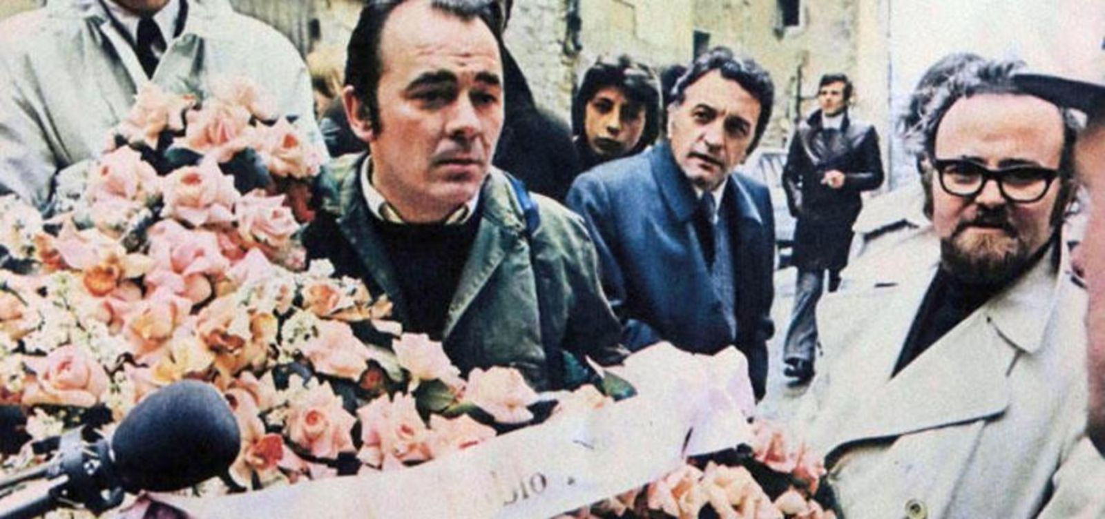Miguel Alcobendas y Francisco Ojeda, con las flores de Málaga (compradas en Cannes), intentando entrar en el castillo de Picasso.  