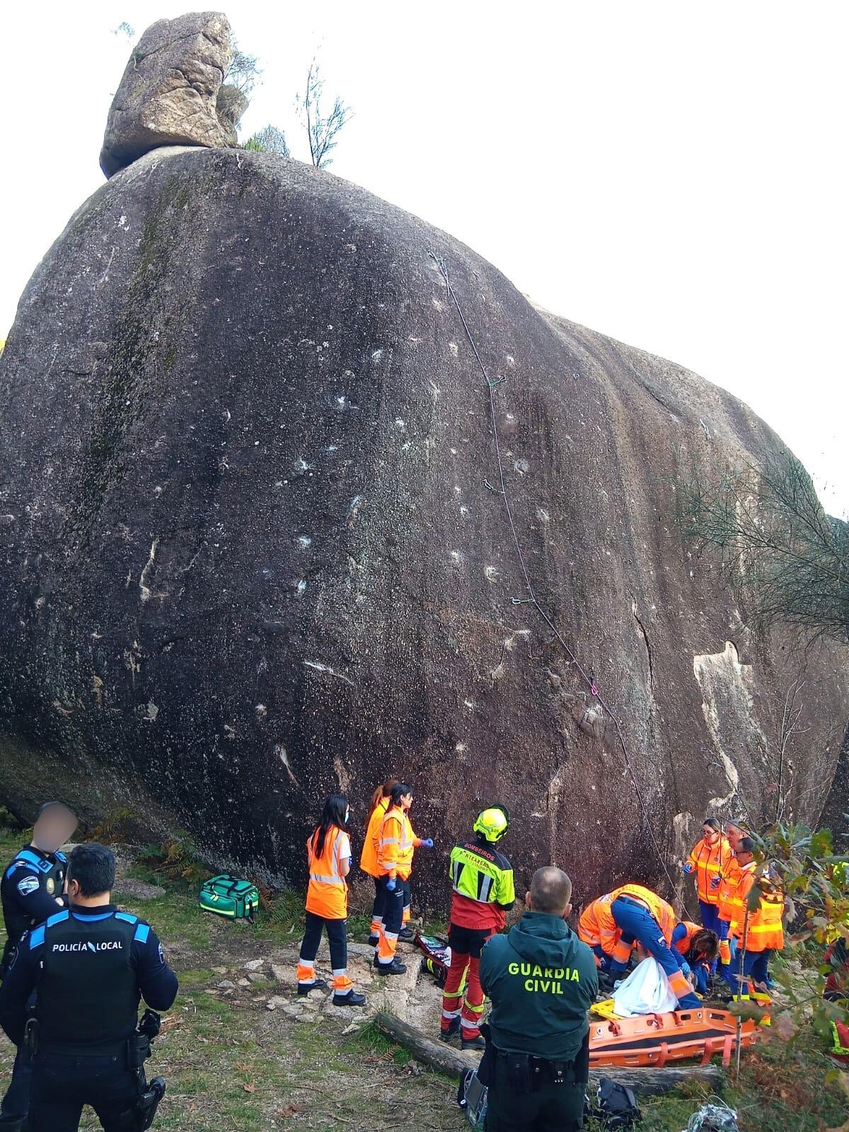 Los servicios sanitarios atienden a la escaladora que cayó desde una altura de 15 metros.