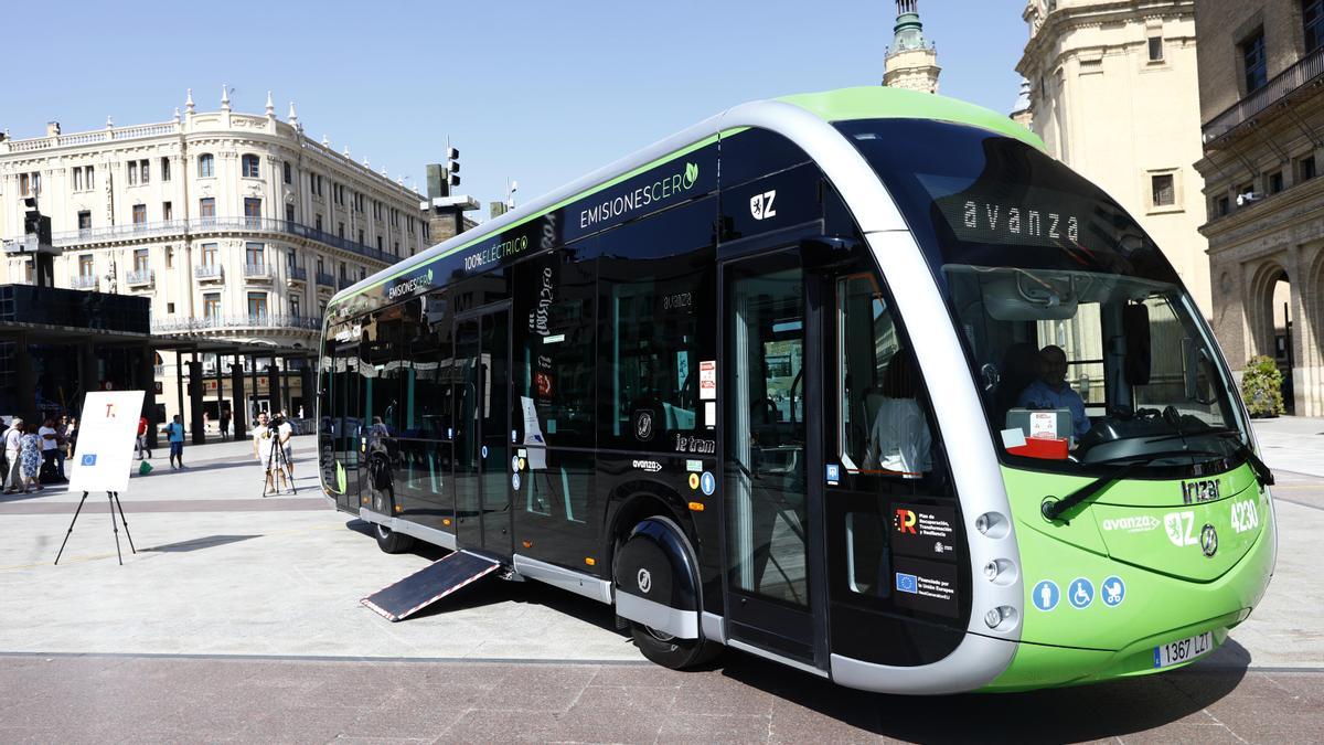Los nuevos buses son verdes por delante y negros por los laterales.