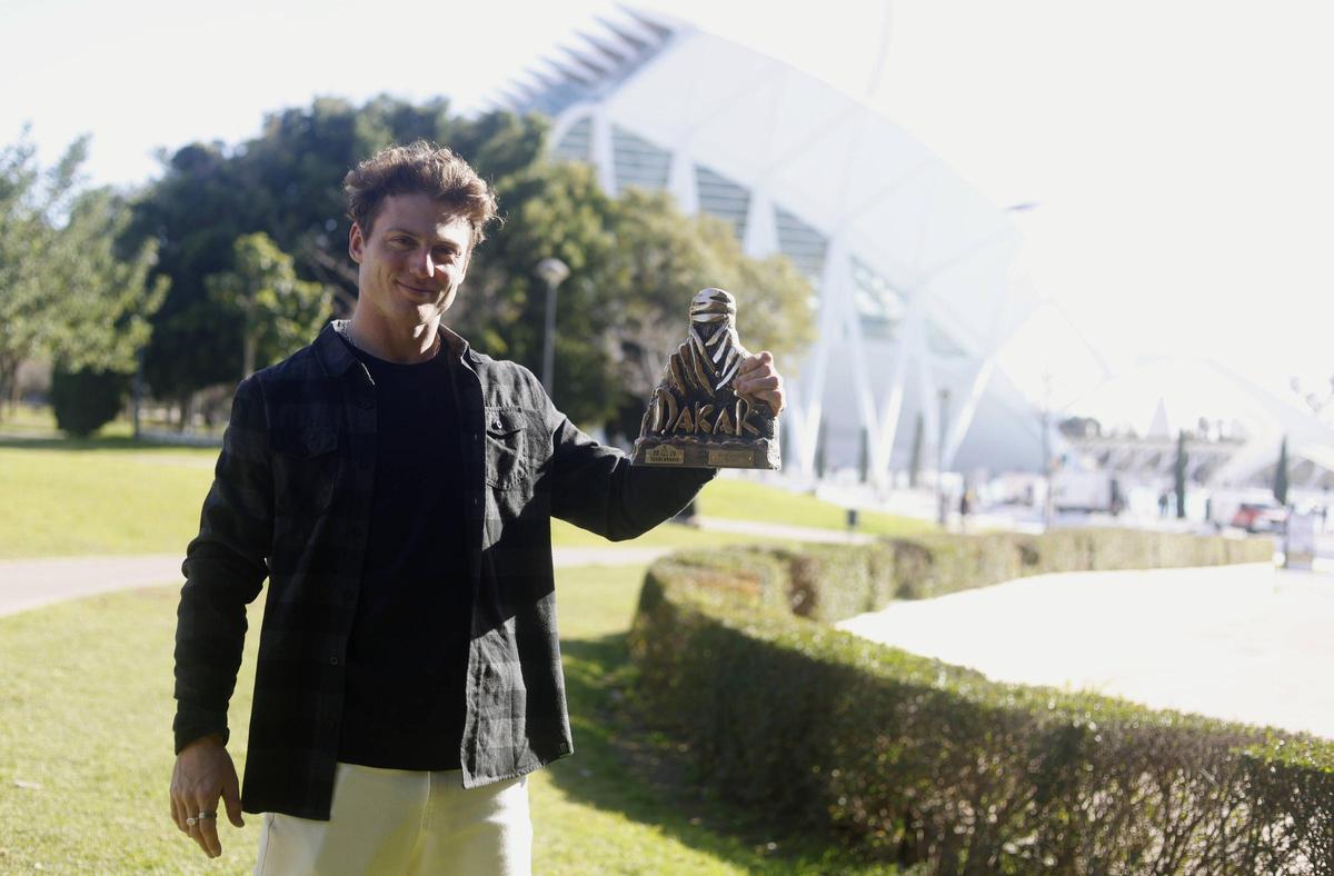 Tosha Schareina, con el trofeo