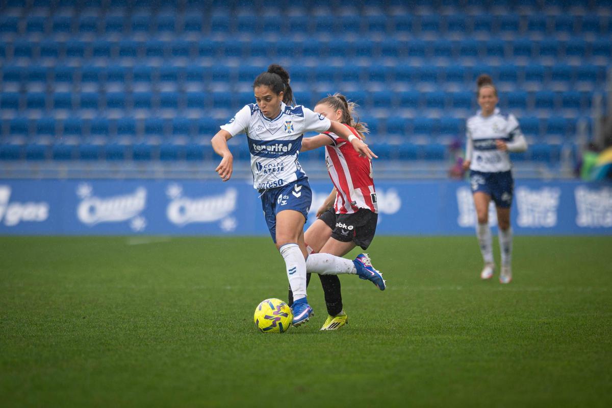 Sakina Ouzraoui,  durante el partido ente el Costa Adeje y el Athletic Club.