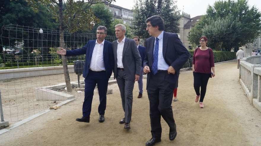 Javier Bas muestra Rueda (centro) y López-Chaves las obras en la Alameda, ayer, en Redondela. // FdV