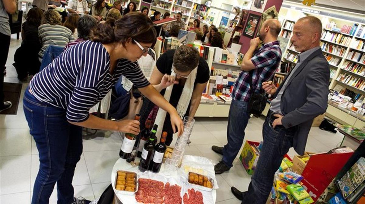 L’equip de l’editorial Raig Verd prepara el pica-pica que posarà el colofó al club.