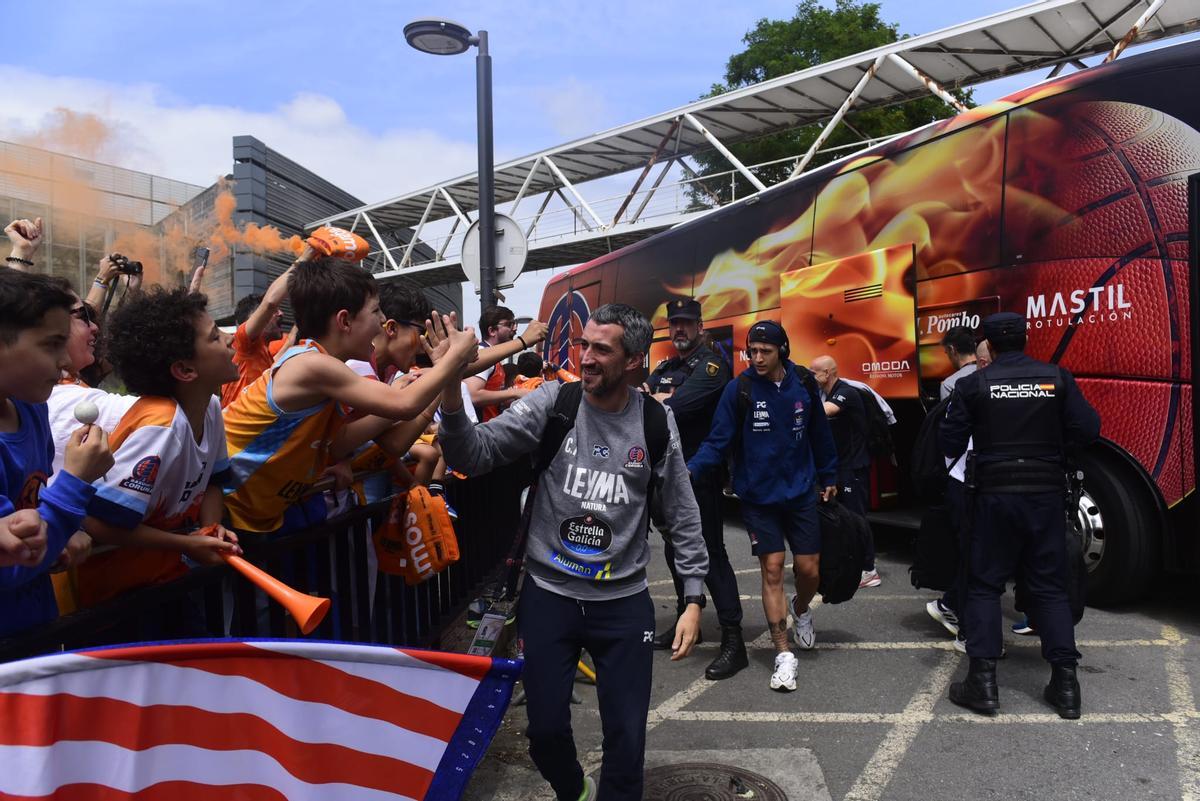 Recibimiento al Leyma Básquet Coruña antes de la semifinal por el ascenso a ACB ante el Palencia