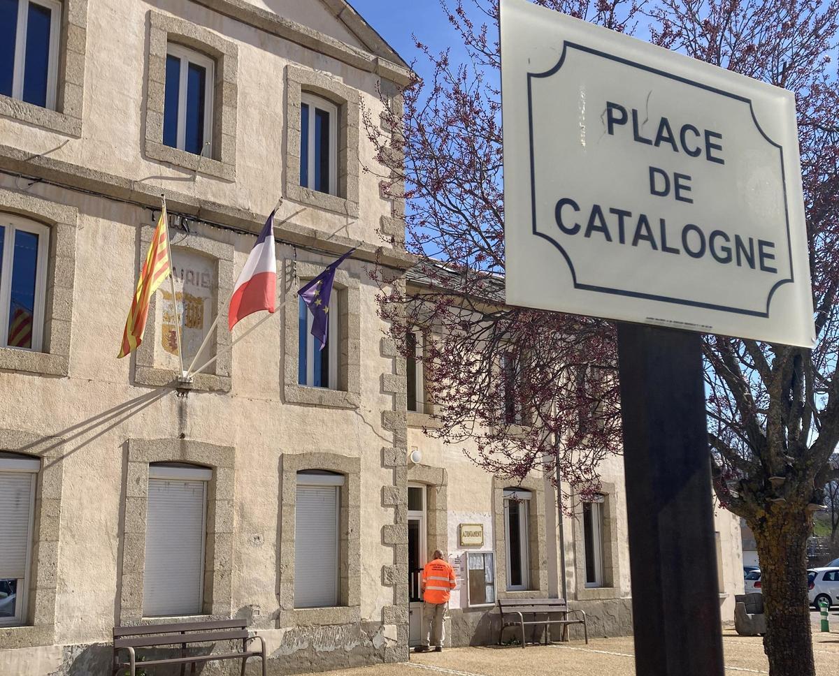 La 'Place de Catalogne' escrit en francès a la Guingueta d'Hix davant l'Ajuntament