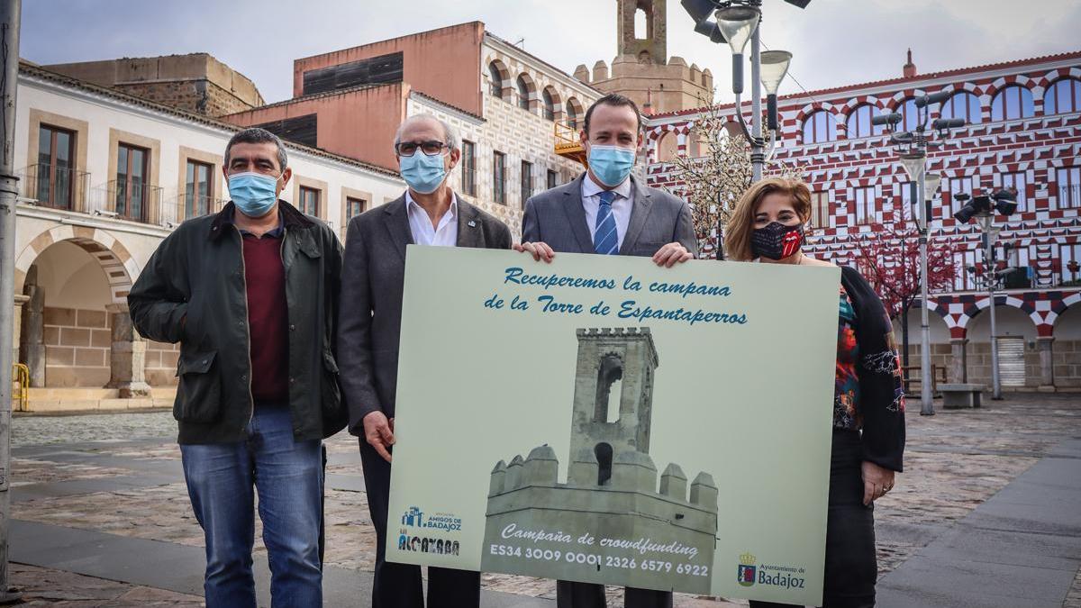 Una campaña recauda fondos para replicar la campana de la torre de Espantaperros de Badajoz