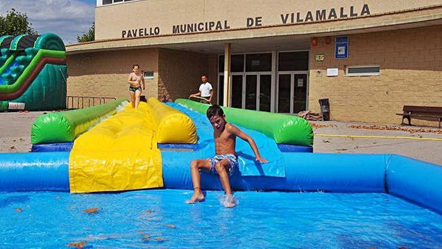 Aquest dissabte a la tarda tornaran a muntar inflables aquàtics, en concret, a la piscina municipal.