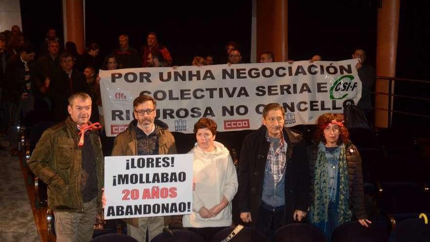 En primer término, los vecinos de Mollabao, y detrás la protesta de los funcionarios municipales. // R. V.