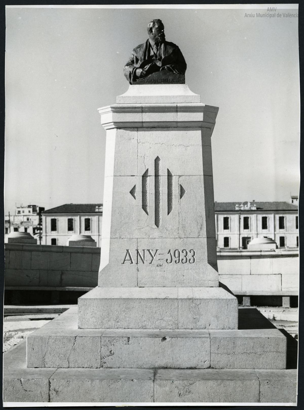 Foto histórica del antiguo monumento de Sorolla en el Cabanyal.