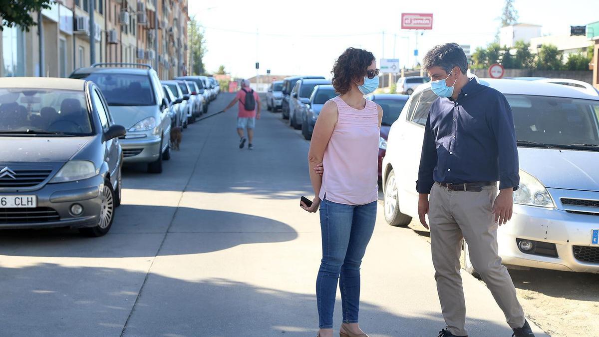 Raquel Casado y Rafael Llamas, en la zona que será reurbanizada.