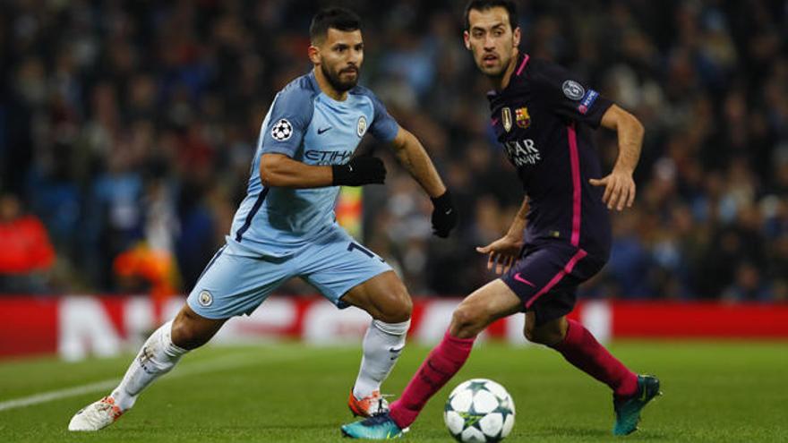 &#039;Kun&#039; Agüero y Sergi Busquets disputan un balón.