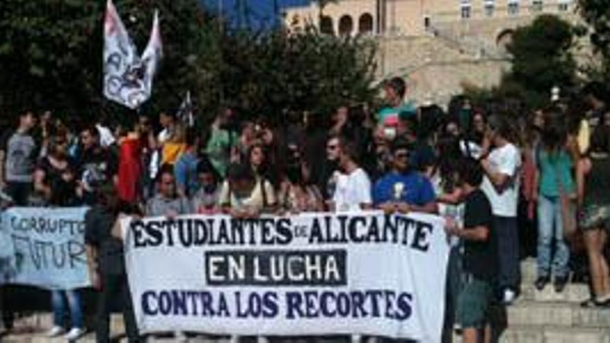 Los estudiantes alicantinos se manifiestan en las escaleras del Jorge Juan