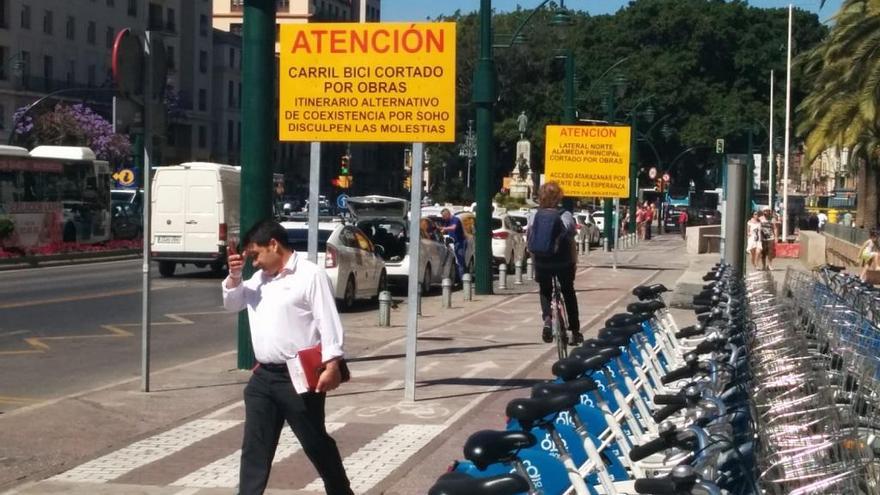 Los carteles advirtiendo de las obras de la Alameda, sobre el carril bici.