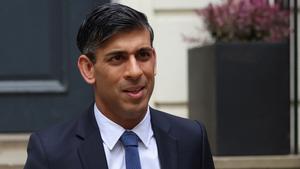 El primer ministro británico, Rishi Sunak, sale de la sede de la campaña conservadora, este viernes en Londres.