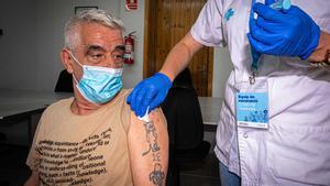 Julián, un hombre sin hogar de 67 años, recibe la vacuna Janssen en el pabellón olímpico de Badalona.