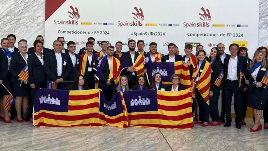 Los participantes isleños posan ayer en Madrid con la bandera de Balears. | CAIB