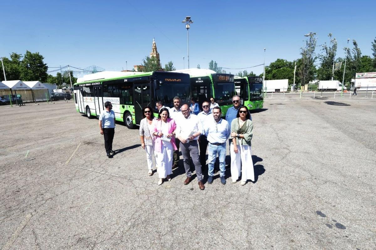 Los responsables de la movilidad en la Feria de Córdoba, junto a los autobuses especiales de Aucorsa en El Arenal.