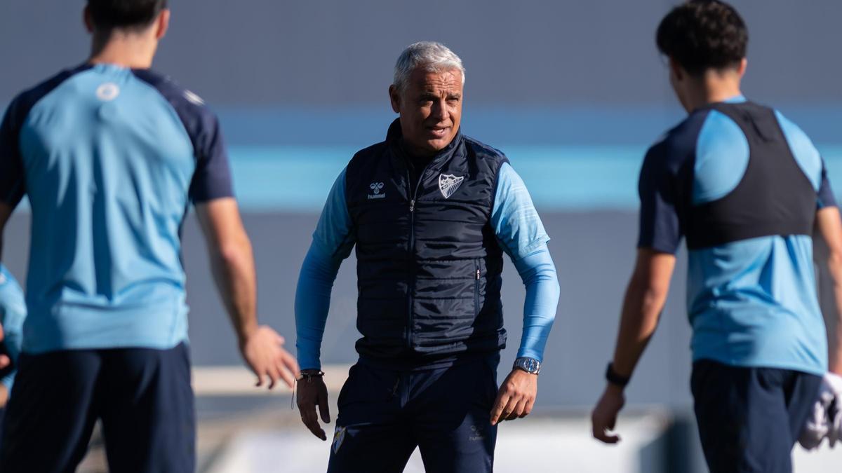 Sergio Pellicer se dirige a sus jugadores en un entrenamiento.