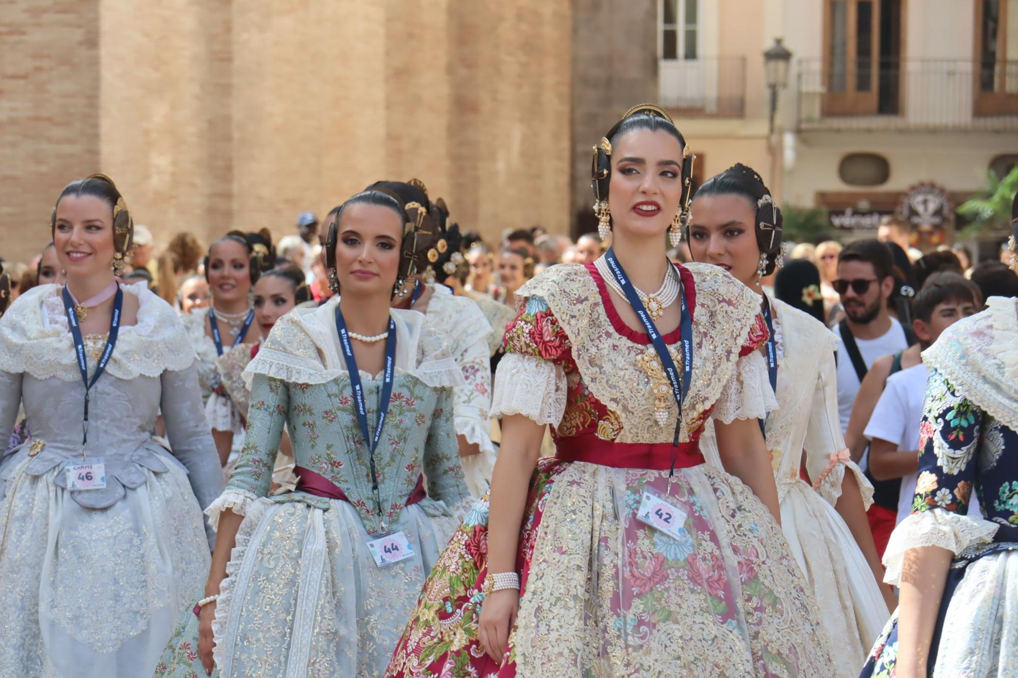 Baño de multitudes de las candidatas a Fallera Mayor de València 2025
