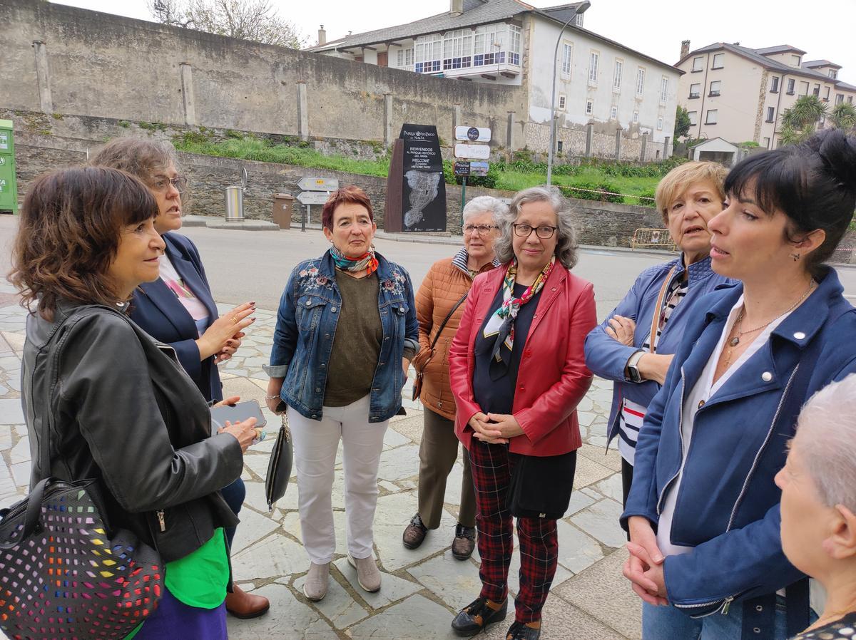 Montero conversando, en Puerto de Vega, con un grupo de lectoras.