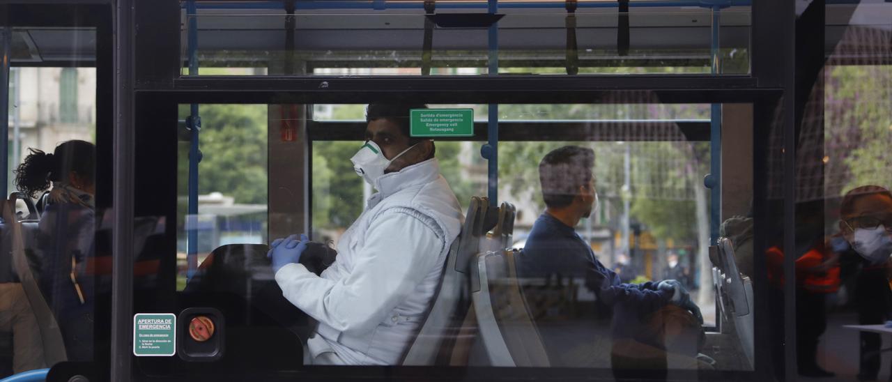 Pasajeros en una guagua de Palma de Mallorca.