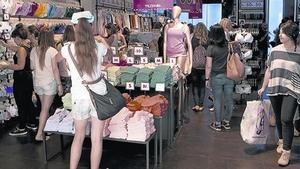 Una botiga de Barcelona, a l’inici de la temporada de rebaixes d’estiu.