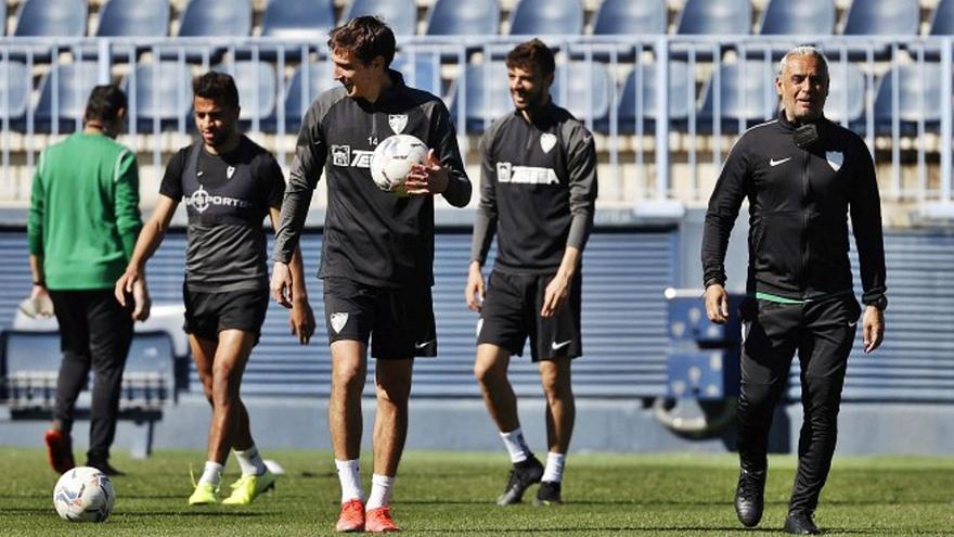 Benkhemassa, Scepovic, Cristian y Pellicer, en  un entrenamiento en el  césped de Martiricos. | MÁLAGA CF