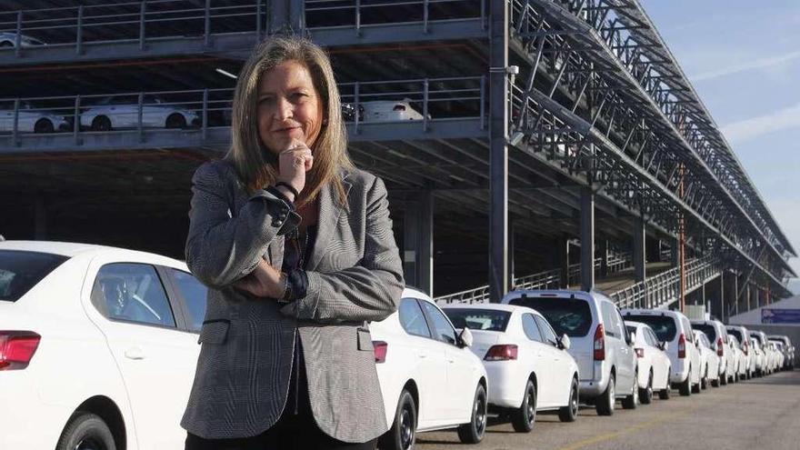 Teresa Pedrosa, delegada del Estado en la Zona Franca, frente al silo de coches de la terminal de Bouzas. // Alba Villar