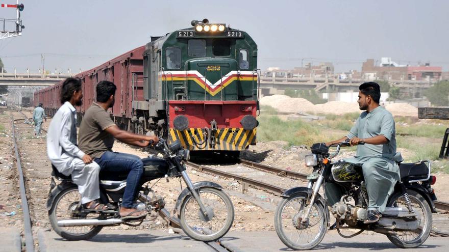 Al menos 15 muertos y más de 50 heridos tras descarrilar un tren en Pakistán