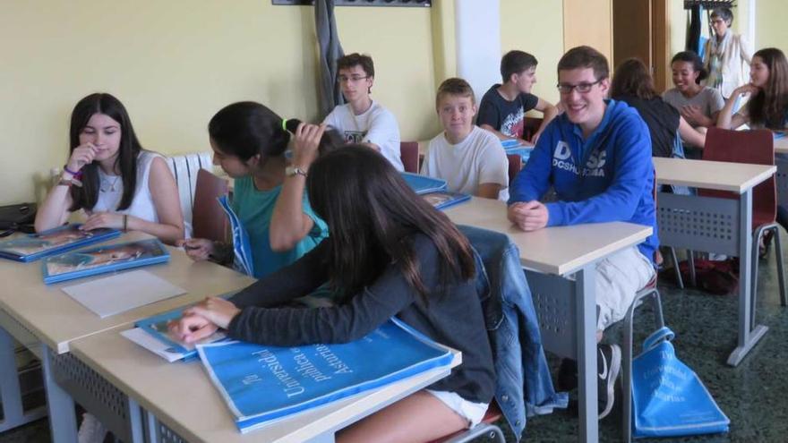 Los estudiantes, ayer, en las aulas de la Facultad de Comercio de Gijón.