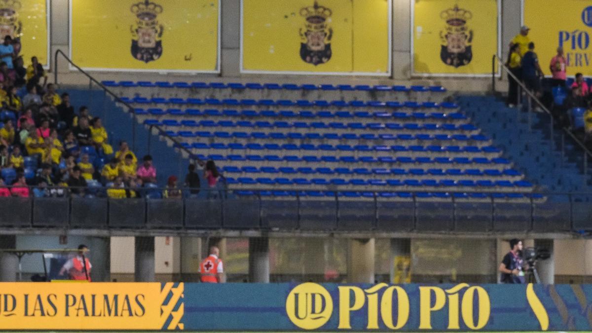 Imagen del sector de Ultra Naciente, que abandonó el recinto del Gran Canaria, en el minuto 20 del UD-Cádiz.