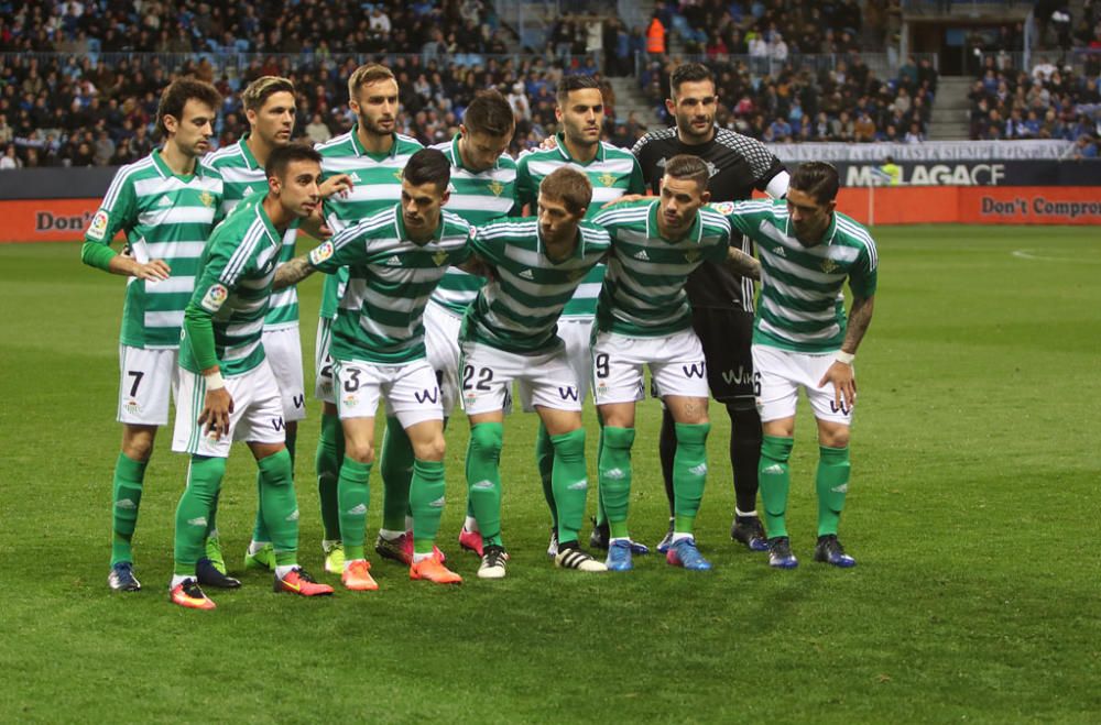 Las imágenes del derbi andaluz en La Rosaleda, que estuvo precedido de un minuto de silencio en memoria de Pablo Ráez. Sobre el césped, el conjunto bético remontó un choque en el que el Málaga CF no estuvo bien.