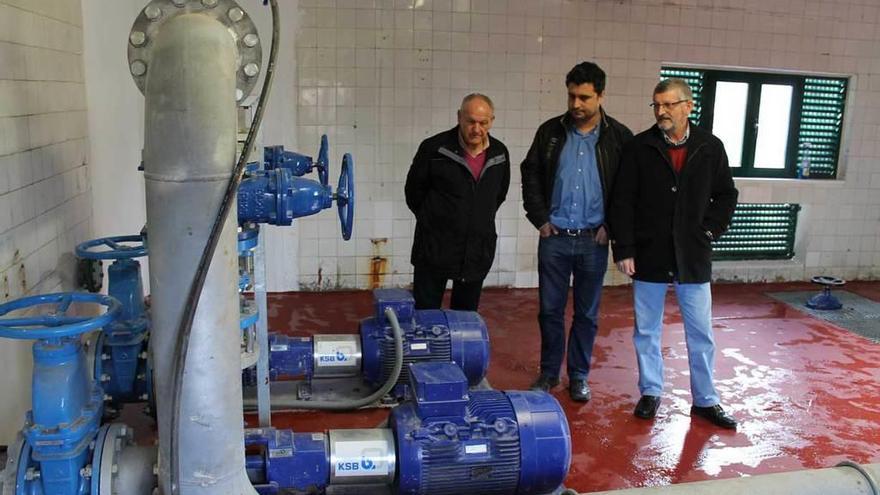 Por la izquierda, Juan Camino, Javier Rodríguez Morán y José Manuel Miranda, ayer, visitando el resultado de las obras de mejora de la estación de bombeo de agua de Trespando.