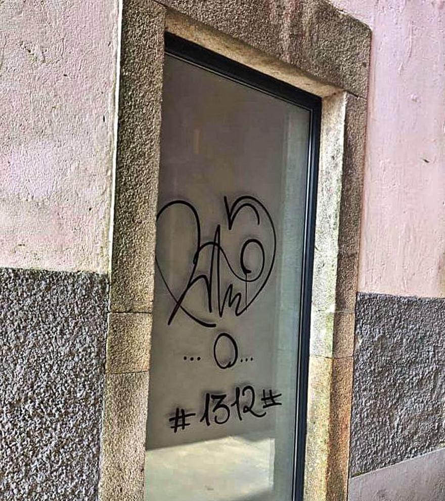 Pintada vandálica en una ventana en Goián.