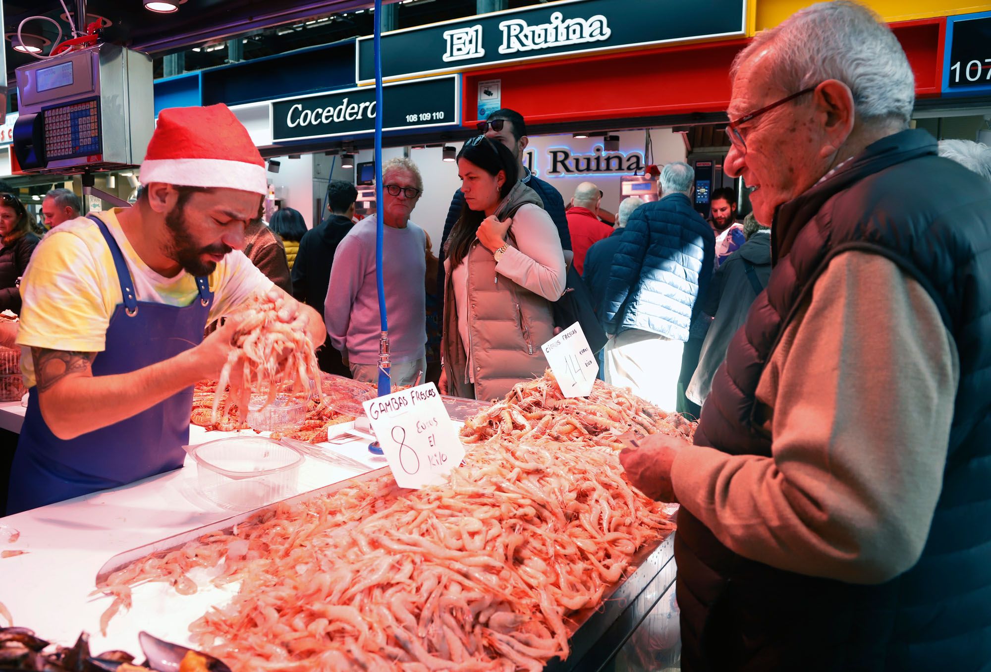 Compras navideñas en el mercado de Atarazanas.