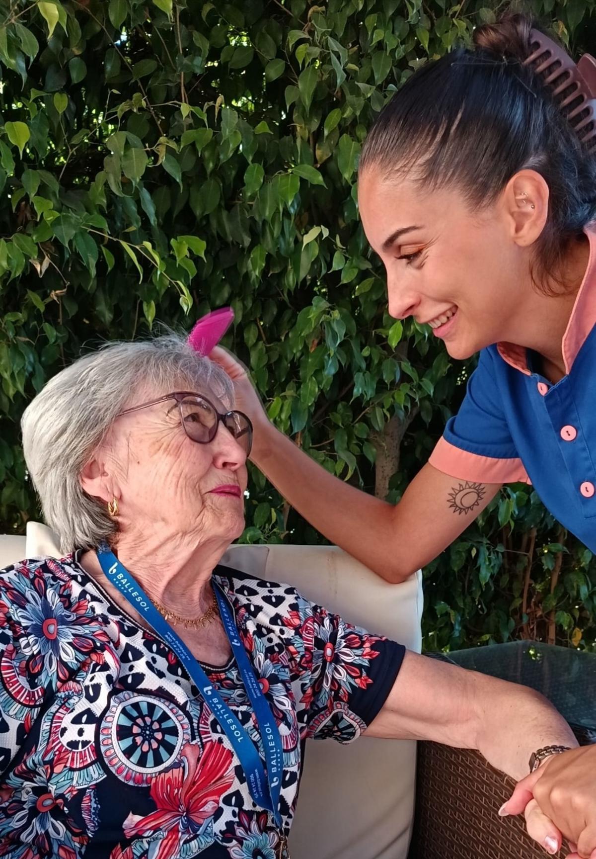 Ballesol Alicante adapta cada estancia a las necesidades y deseos de sus residentes, con un equipo multidisciplinar que favorece la recuperación funcional, combate la soledad y potencia la autonomía para una vida activa y participativa.