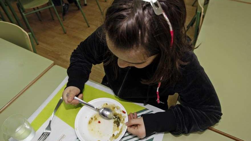 Una niña en un comedor escolar.