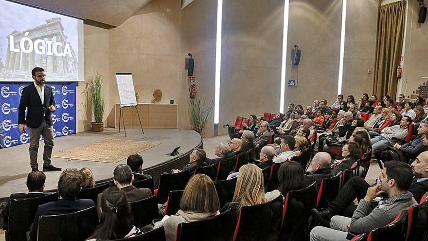 Sebastián Lora, ayer, en un momento de la clase magistral que ofreció en el Club Diario de Mallorca.