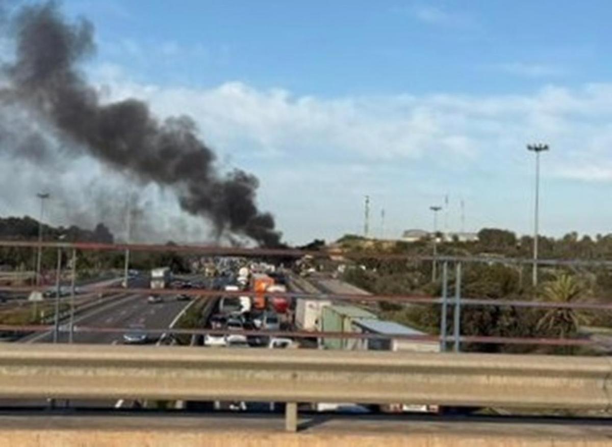 Columna de humo geneada por el coche incendiado en la AP-7, en Paterna, en sentido Barcelona.