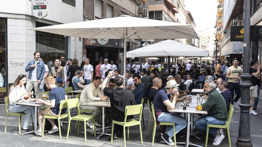 La nueva ordenanza de Vía Pública enfrenta a hosteleros y vecinos de Alicante