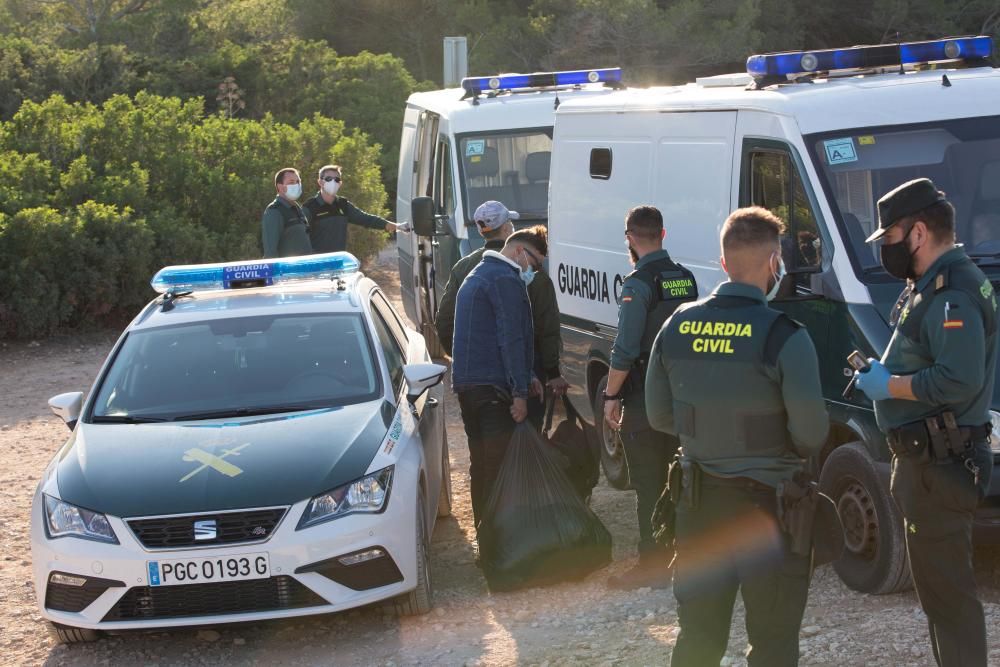 Llegan otras cuatro pateras a Ibiza en una única jornada y la Guardia Civil detiene a 48 personas, todos hombres jóvenes