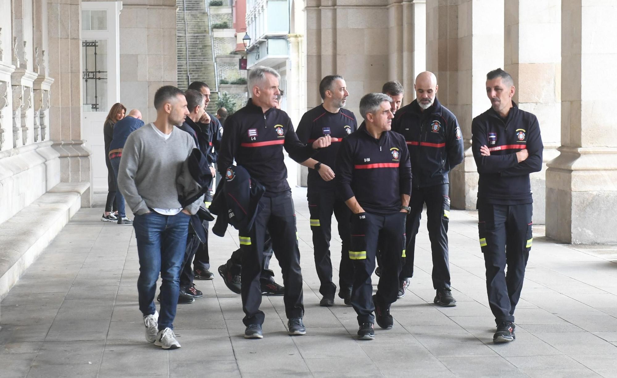 Recibimiento municipal a los bomberos de A Coruña que ayudaron en Valencia