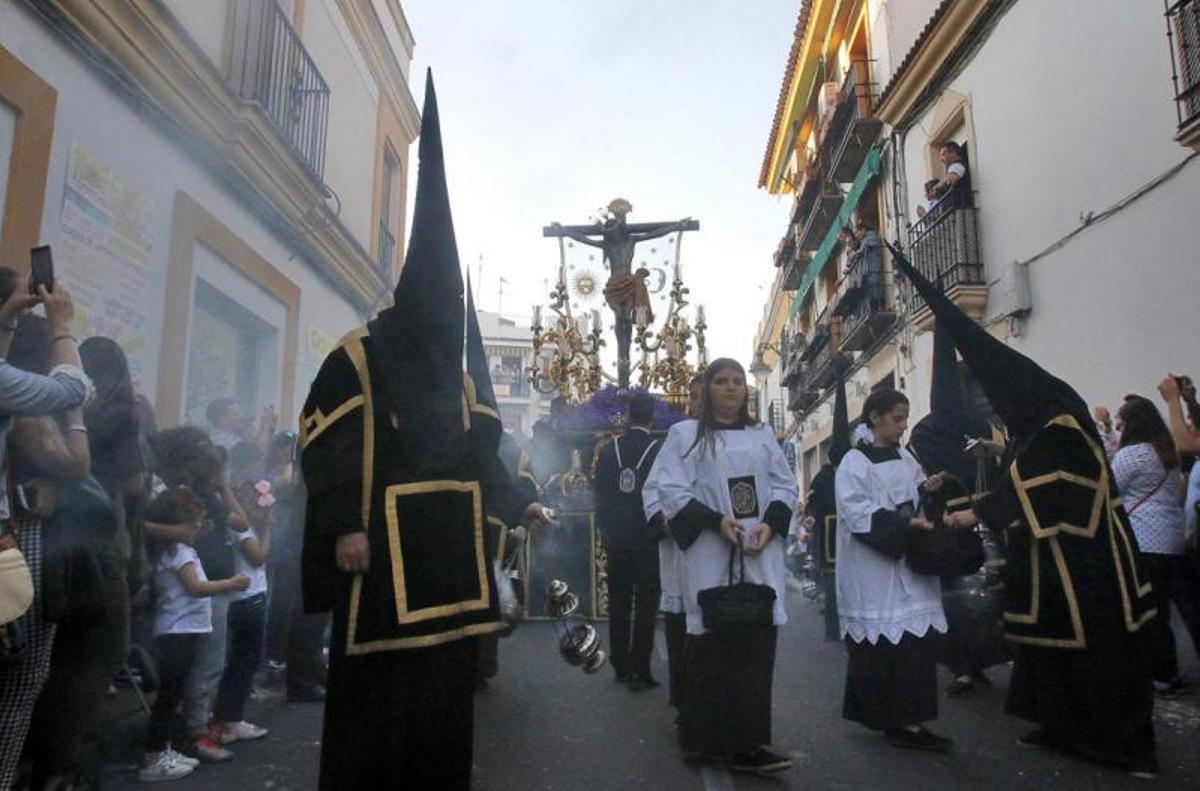 Una tarde primaveral envuelve a las cofradías el Lunes Santo