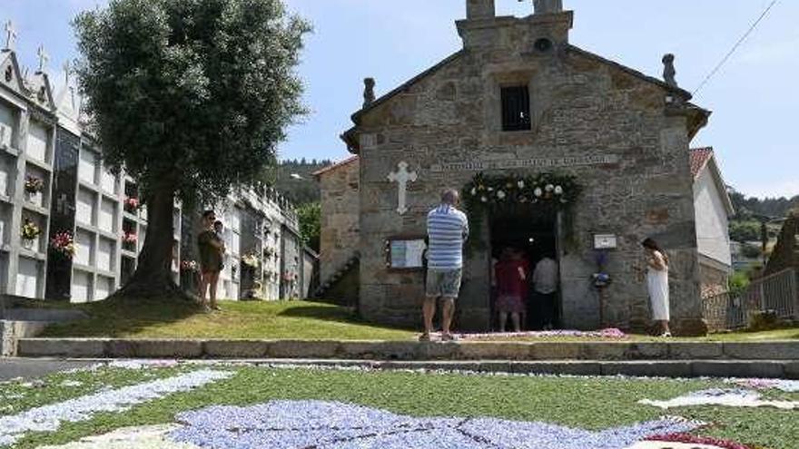 Alfombras florales en la parroquia para celebrar las fiestas de Barrañán